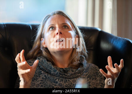 Harrogate, Royaume-Uni. 18 Oct, 2019. Romancier et journaliste Kate Bradbury, auteur du livre Le Bourdon vole de toute façon, s'affiche en Raworths Harrogate festival de littérature. Credit : Russell Hart/Alamy Live News Banque D'Images