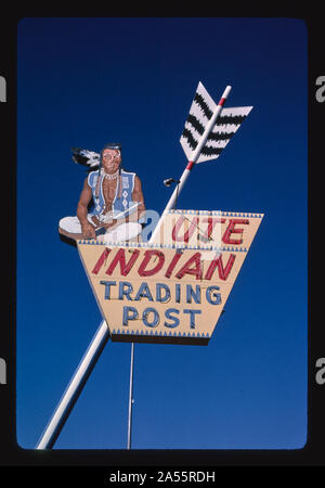 Ute Indian trading post, signes haut de la flèche, Route 40, Vernal, Utah Banque D'Images