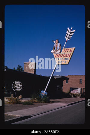 Ute Indian Trading Post signes, Route 40, Vernal, Utah Banque D'Images