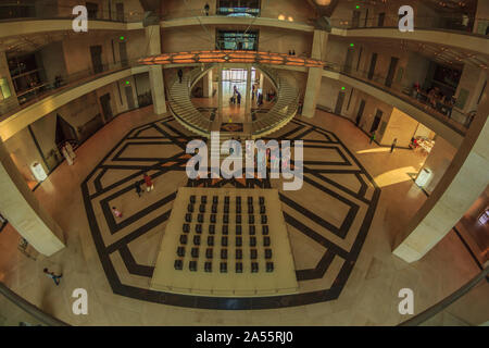 Le hall d'entrée du Musée d'art islamique de Doha, Qatar fish eye view Banque D'Images