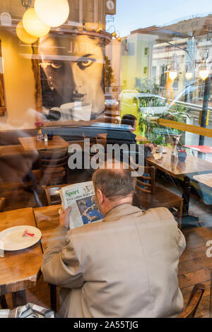 Man page sports dans un café Banque D'Images