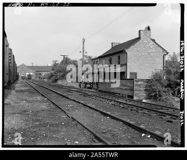 Voir D'IMMEUBLE RÉSIDENTIEL NON IDENTIFIÉS QUI ONT PU ÊTRE UTILISÉS POUR LES BUREAUX SITUÉS À CÔTÉ DE PISTES SUR EXTRÉMITÉ SUD-EST DU COMPLEXE DE MAGASINS. - Baltimore and Ohio Railroad, le Mont Clare Boutique, côté sud de Pratt Street entre Carey et Poppleton Rues, Baltimore, MD, ville indépendante Banque D'Images