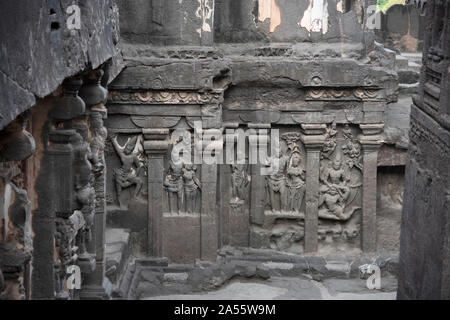 Cave 16 : à partir de la façade du temple principal, la cour intérieure, les grottes d'Ellora Temple Kailasnatha à Aurangabad, Maharashtra, Inde Banque D'Images