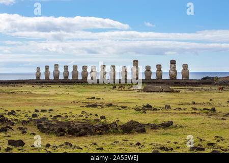 Statues de Moai sur l'île de Pâques Banque D'Images