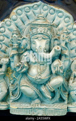 Une idole du Seigneur Ganesh faite de POP peint avec la couleur bleu clair dans la position d'assise Banque D'Images