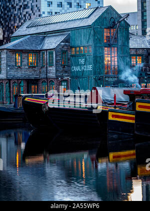 Le Canal House Restaurant et bar, centre-ville de Birmingham avec narrowboats sur Birmingham vieux canal (Ligne St Gaz) amarré dans l'avant-plan. Banque D'Images