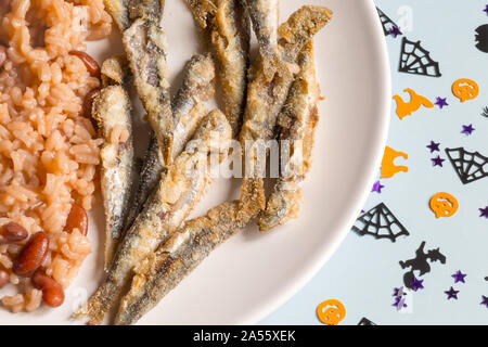 Petites sardines avec du riz aux haricots rouges, un plat typiquement portugais avec décoration d'halloween. Banque D'Images