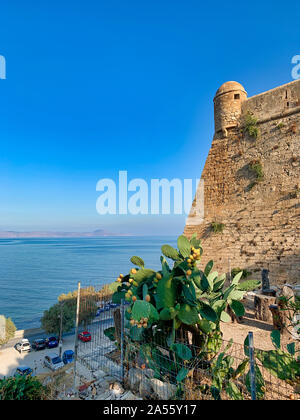 Ciel bleu et des murs du château Banque D'Images