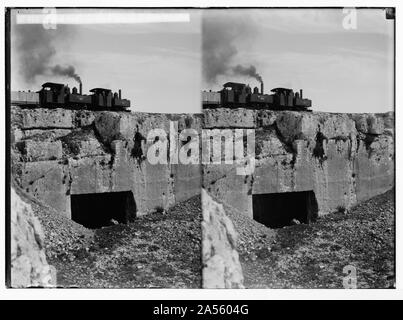 Divers résultats de la guerre. Light Railway crossing over tombes anciennes. Banque D'Images