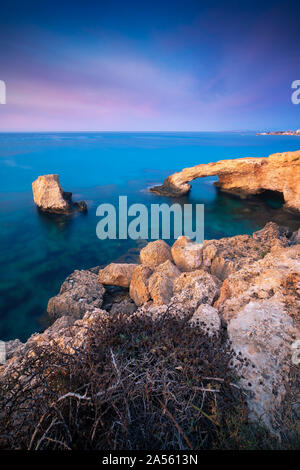 Rocheuses naturelles 'Bridge', connu sous le nom de "pont de l'amour' à Cape Greco, à proximité de la ville d'Ayia Napa, Chypre Banque D'Images