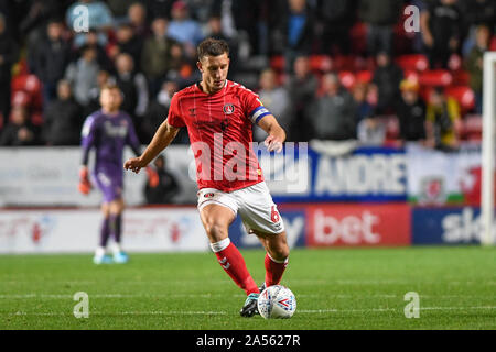 2 octobre 2019, la Vallée, Londres, Angleterre ; Sky Bet Championship, Charlton Athletic v Swansea City:Jason Pearce (06) de Charlton avec la balle Crédit : Phil Westlake/News Images Banque D'Images