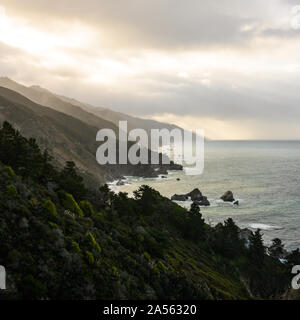 Lumière du matin se brise sur côte de Big Sur en Californie Banque D'Images