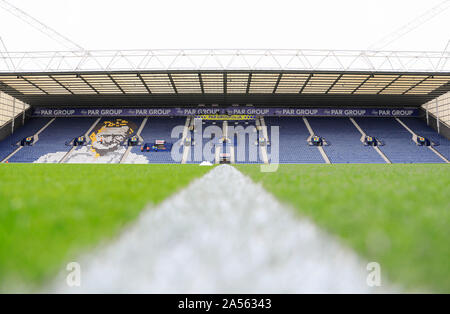 5e octobre 2019, Deepdale, Preston, England ; Sky Bet Championship, Preston North End v Barnsley : Le Sir Tom Finney se tenir dans le stade Deepdale Crédit : Conor Molloy/News Images Banque D'Images