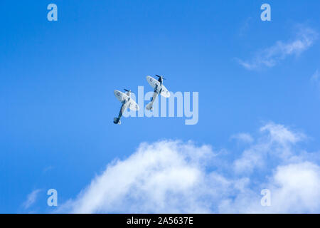 Deux avions Spitfire d'effectuer à l'Air 2019 Festival de Bournemouth. United Kingdom Banque D'Images