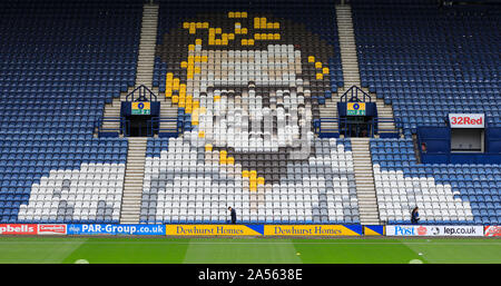 5e octobre 2019, Deepdale, Preston, England ; Sky Bet Championship, Preston North End v Barnsley : Le Sir Tom Finney mosaïque dans la tribune Crédit : Conor Molloy/News Images Banque D'Images