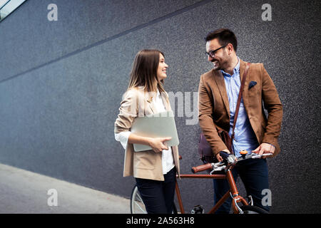 Couple aimant la marche, le sourire s'amuser dans la ville Banque D'Images