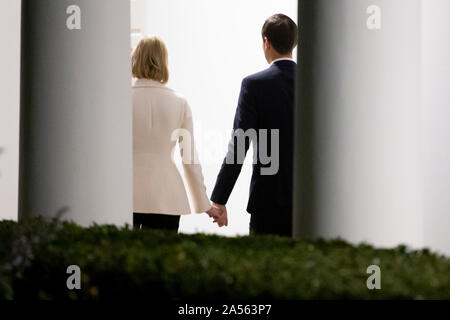 Conseiller principal au président Trump Jared Kushner (L) et sa femme Ivanka Trump (R), fille du président Trump, marcher dans la Colonnade après son retour à la Maison Blanche par un marin, à Washington, DC, USA, 18 octobre 2019. Le couple a rejoint le Président Trump lors d'un voyage au Texas.Crédit : Michael Reynolds/piscine par CNP /MediaPunch Banque D'Images