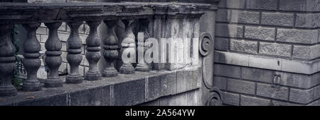 Balustres en pierre sur l'ancien escalier historique Banque D'Images