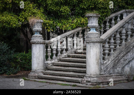 Vieil escalier avec balustres en pierre dans le contexte de la végétation verte Banque D'Images