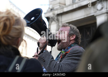 Londres, Royaume-Uni. 18 Oct, 2019. SmartKnight David, un enseignant en environnement, les manifestations du changement climatique dans Oxford Circus, Londres. Crédit : Kevin Shalvey/Alamy Live News Banque D'Images