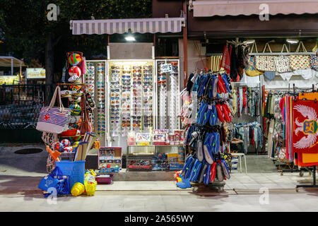 PETROVAC, Monténégro - 18 septembre 2019 : soirée street shop avec des lunettes et des chaussures Banque D'Images