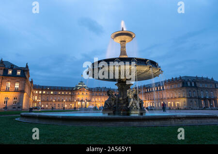 Stuttgart, Allemagne, le 15 octobre 2019, fontaine illuminée au nouveau Palais, Neues Schloss en allemand de Stuttgart, dans le centre-ville ville à Schlossplatz ou P Banque D'Images