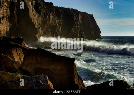 Se précipitant dans les vagues ci-dessous fort de Sagres (Fortaleza de Sagres) Banque D'Images