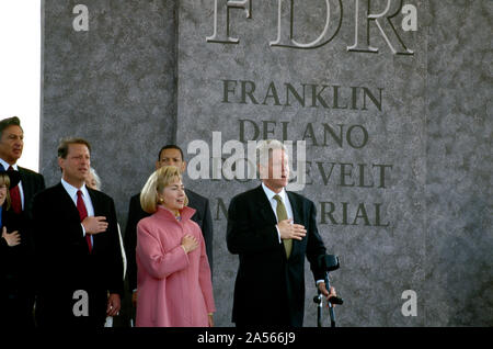 Le vice-président Al Gore, première dame Hillary Clinton, et le président Bill Clinton en 1997, lors de la dédicace de la Franklin Delano Roosevelt Memorial à Washington, D.C. L'épouse du vice-président, benne, est partiellement masquée à gauche Banque D'Images