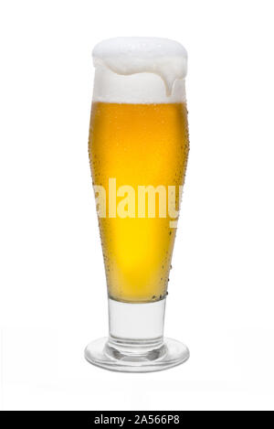 La bière Pilsner classique avec condensation, avec tête en mousse et de perfusion en cours d'exécution sur la jante. Banque D'Images