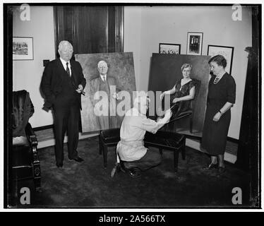 Vice-président et Mme Garner poser pour des portraits. Washington, D.C., le 20 avril. Seymour M. Pierre, artiste américain, met la touche finale sur les portraits de Vice-président et Mme John N. Garner qu'il a récemment achevé. Pierre l'artiste peint deux portraits dans deux semaines Banque D'Images