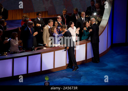 Candidat à la vice-présidence Joe Biden et candidat à la présidence Barack Obama salue les dirigeants du Congrès Nancy Polisi et John Kerry à la Convention Nationale Démocratique, Denver, Colorado, du 25 au 28 août 2008 Banque D'Images