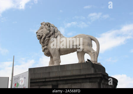 Lion en pierre de Westminster Bridge London Banque D'Images