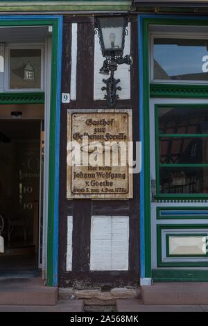 Wernigerode, Allemagne 14/15 Octobre 2019 : Impressions de Wernigerode - Octobre 2019 Gasthof ZUR GOLDENEN Forelle, où Johann Wolfgang von Goethe séjourné du 3 au 4 décembre 1977, l'utilisation dans le monde entier | Fachwerk Banque D'Images