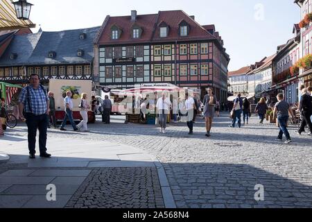 Wernigerode, Allemagne 14/15 Octobre 2019 : Impressions de Wernigerode - Octobre 2019 Avis de Breite Strasse sur la place du marché historique de Wernigerode avec le marché hebdomadaire | conditions dans le monde entier Banque D'Images