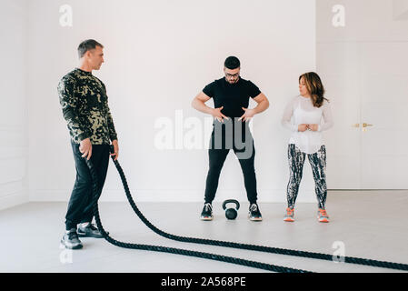 Instructeur de conditionnement physique dans l'exercice de base femme montrant studio Banque D'Images