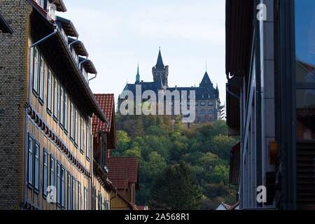 Wernigerode, Allemagne 14/15 Octobre 2019 : Impressions de Wernigerode - Octobre 2019 Vue sur le château de Wernigerode de la Breiten Straße vers Schaeferstrasse. Dans le monde d'utilisation | Banque D'Images