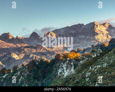 09/10-18, Asturias, Espagne. Avis d'une partie de la chaîne de montagnes Picos de Europa, tandis que le soleil se couche. Banque D'Images