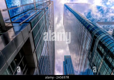 Jusqu'à à Londres futuriste de gratte-ciel. Gratte-ciel de verre du quartier financier de Canary Wharf. Verre de grands bâtiments. Les nuages de tempête au-dessus de Canary Wharf Banque D'Images