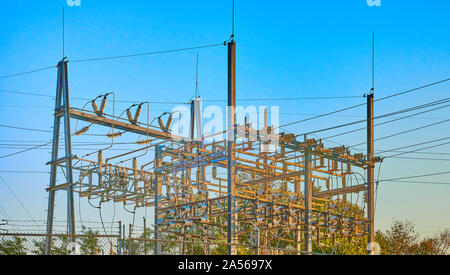 Sous-station électrique contre le ciel bleu. Banque D'Images