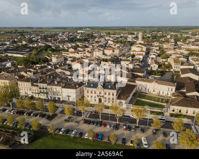 FRANCE, GIRONDE (33), Aquitaine, VUE AÉRIENNE DE LA VILLE DE PAUILLAC, SAINT MARTIN ÉGLISE DU xixème siècle, MEDOC, vignoble de Bordeaux Banque D'Images