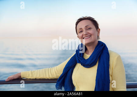 Femme heureuse de vous détendre sur un bateau de croisière de luxe. Beau coucher de soleil ou lever du soleil arrière-plan flou. Voyage de vacances d'été. Banque D'Images