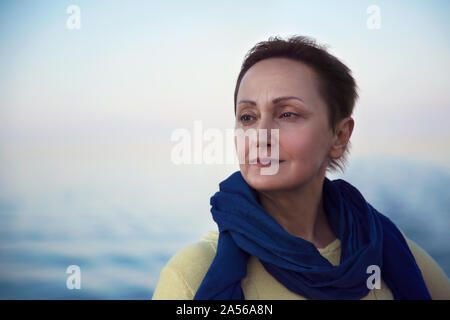 Femme heureuse de vous détendre sur un bateau de croisière de luxe. Beau coucher de soleil ou lever du soleil arrière-plan flou. Voyage de vacances d'été. Banque D'Images