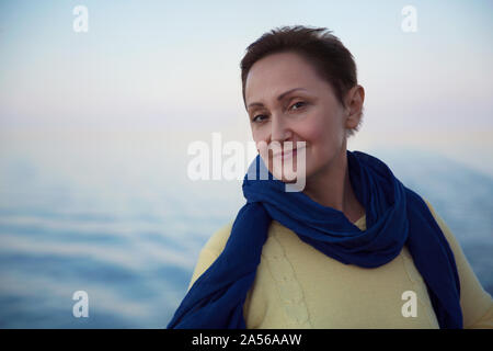 Femme heureuse de vous détendre sur un bateau de croisière de luxe. Beau coucher de soleil ou lever du soleil arrière-plan flou. Voyage de vacances d'été. Banque D'Images