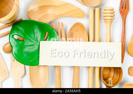 Eco friendly tag sur les couverts en bois. Eco friendly concept. Banque D'Images