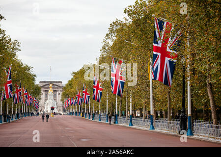 Londres, Royaume-Uni - 28 octobre 2012 : une vue le long du Mall décorée de drapeaux Union Jack vers Buckingham Palace Banque D'Images