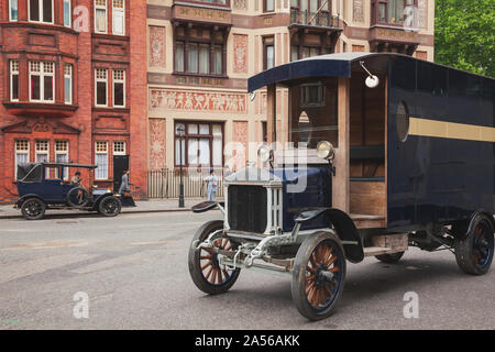 Londres, Royaume-Uni - 17 juin 2013 : une scène de film rétro avec de vieux wagons-timer et de couple sur une rue Banque D'Images