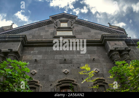 Toit avec corniche sculptée sur la façade arrière de l'Église "même les douleurs de la Sainte Vierge à Gyumri' Banque D'Images