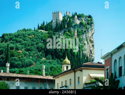 Paysage avec Castello di Arco sur rock à Lac de Garde Banque D'Images