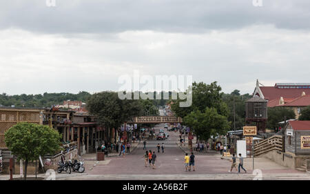 Vue de dessus le Stockyards district Station, un carrefour touristique sur l'emplacement de l'ancien Fort Worth Stockyards de Fort Worth, Texas. Ici deux fois par jour, cowpokes Texas longhorns du troupeau dans une promenade (assurément pas une courses de taureaux) pour le bénéfice des visiteurs Banque D'Images
