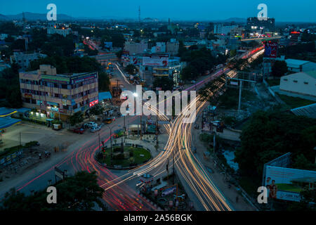 Tête et queue light trails à heure bleue formant un L et un X dans un rond en Inde - Septembre 2019 de Vellore Banque D'Images